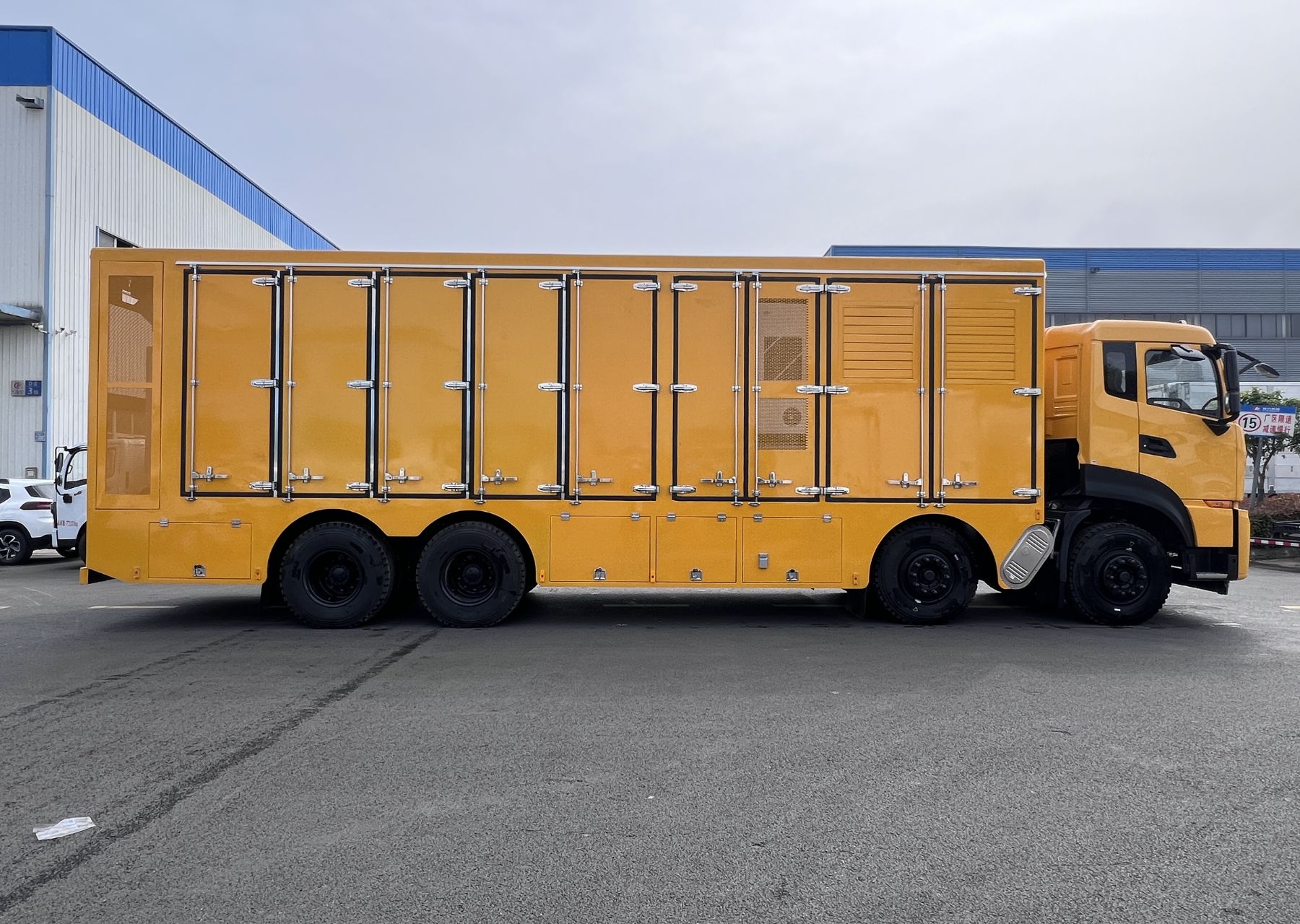 東風(fēng)天龍2000kwh移動儲能電源車圖片4