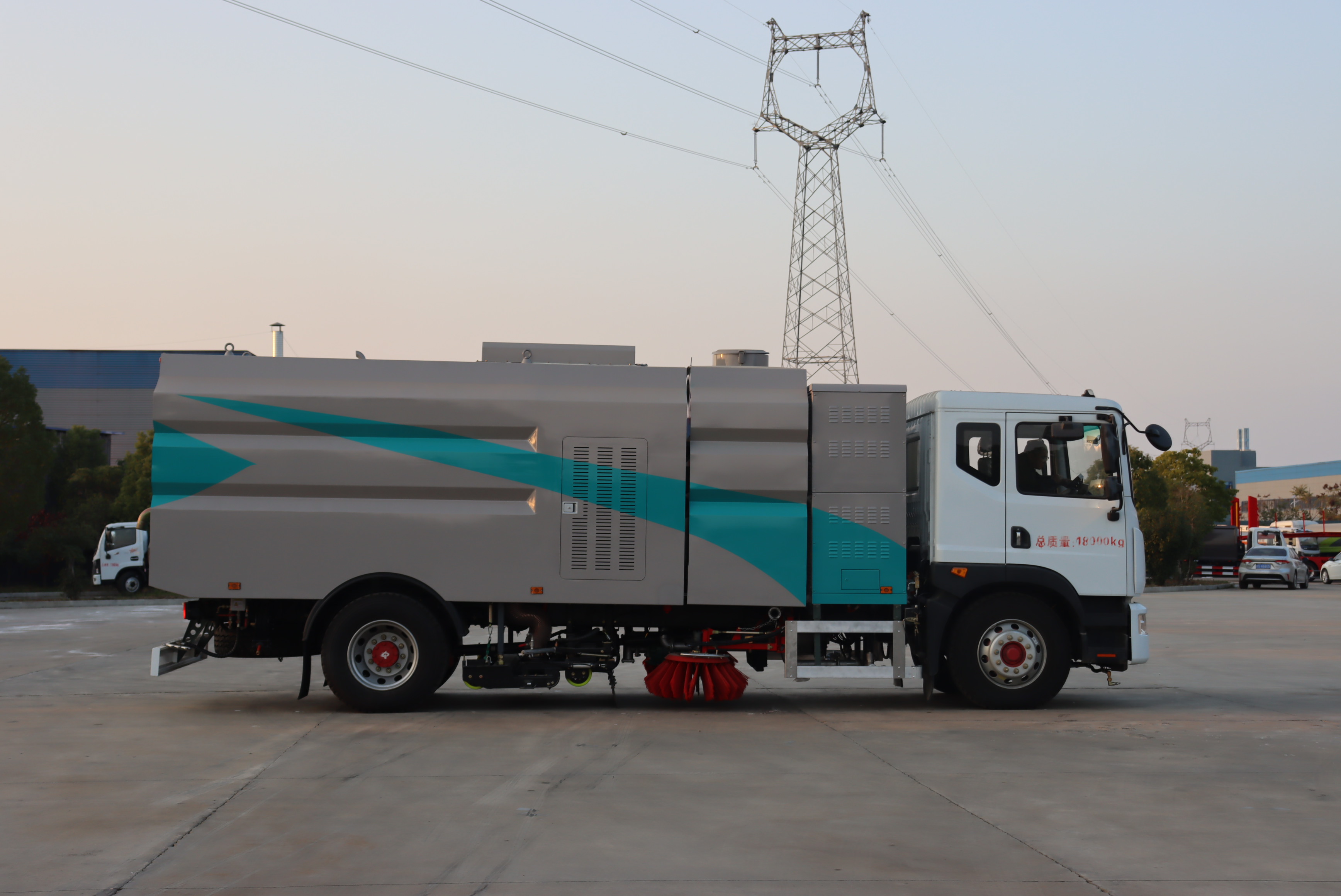 東風(fēng)凱普特型純電動高端多功能洗掃車圖片3