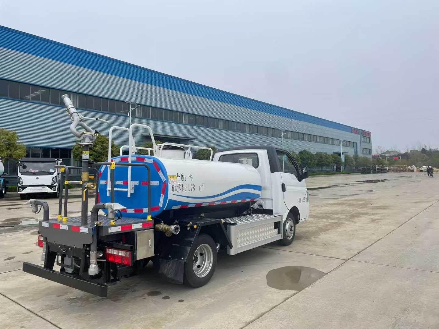 程力壹為2.5方純電動(dòng)綠化噴灑車灑水車圖片3