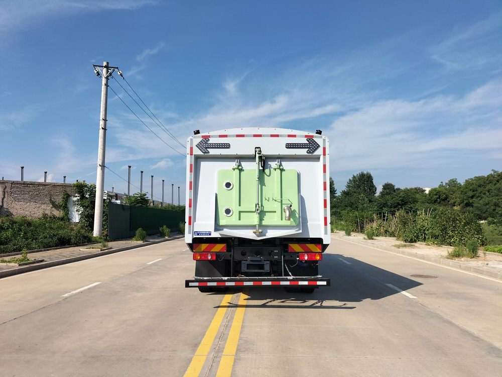 新款東風(fēng)4x2純電動(dòng)16m3道路清掃車多功能綠色灑水吸塵器電動(dòng)汽車圖片5