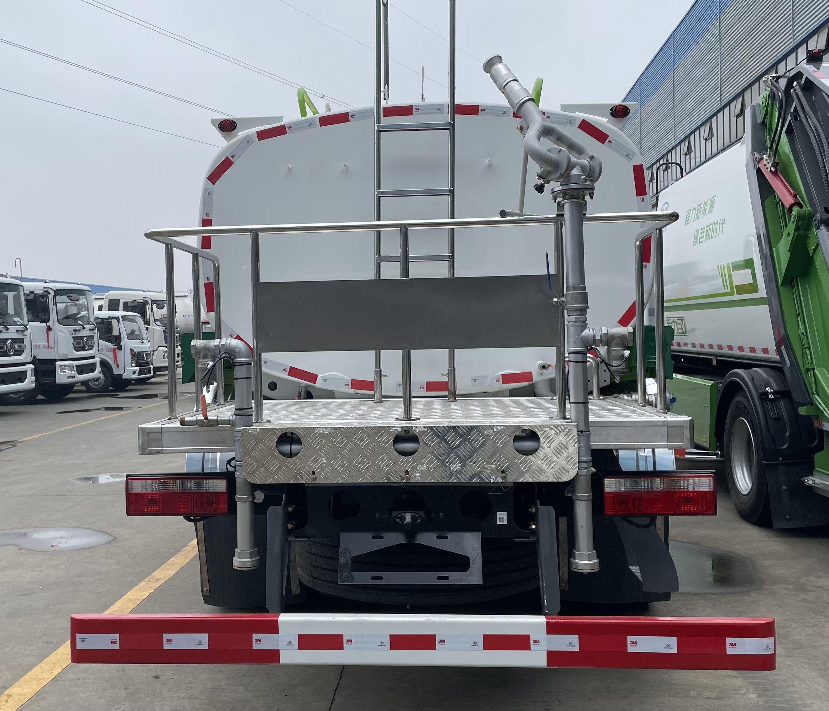 東風(fēng)凱普特12方純電動綠化噴灑車圖片5