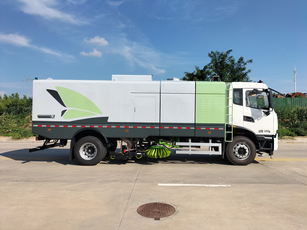 新款東風(fēng)4x2純電動(dòng)16m3道路清掃車多功能綠色灑水吸塵器電動(dòng)汽車圖片3