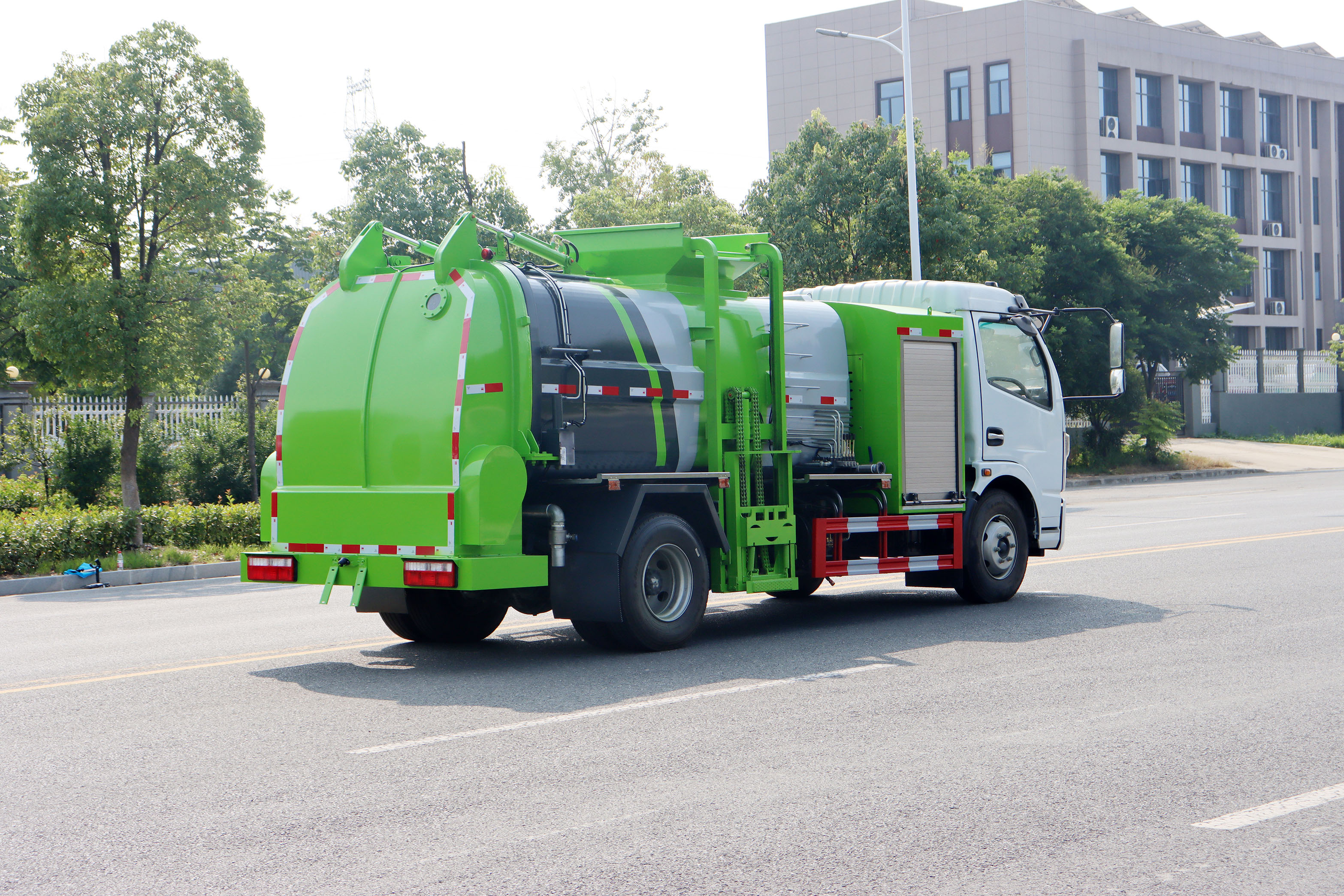 東風(fēng)凱普特5方純電動(dòng)餐廚垃圾車圖片4