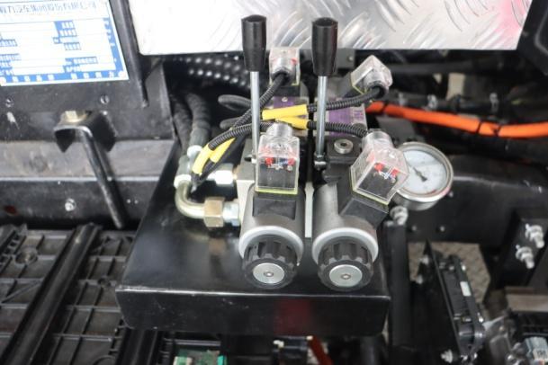 福田小卡純電動(dòng)車廂可卸式垃圾車圖片4