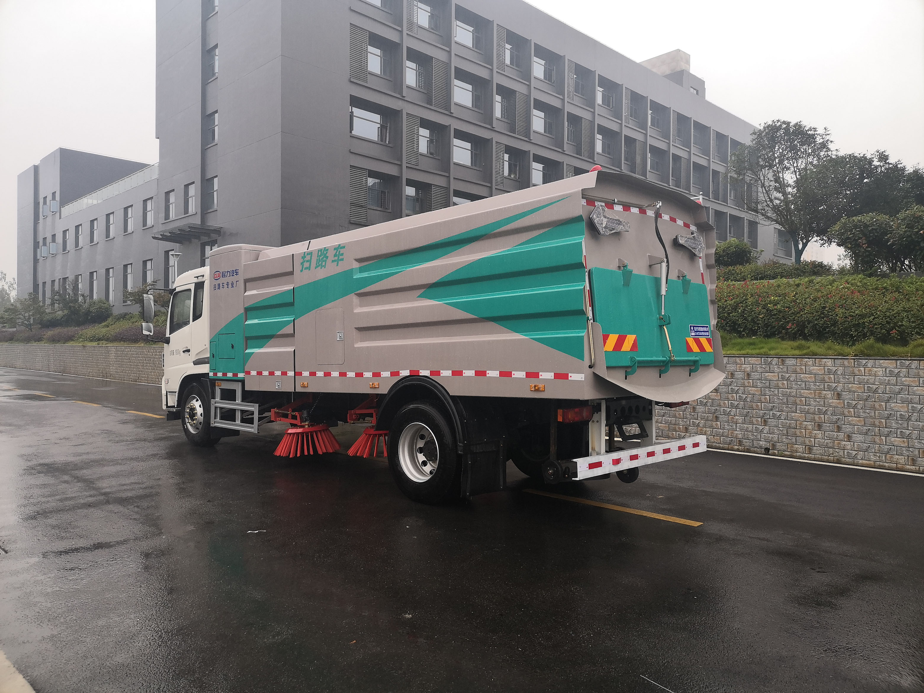 12方東風(fēng)天錦純電動高端掃路車圖片4