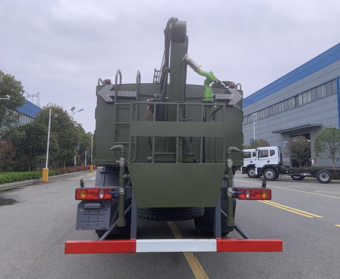 東風(fēng)天錦四驅(qū)4X4光伏板清洗車圖片5