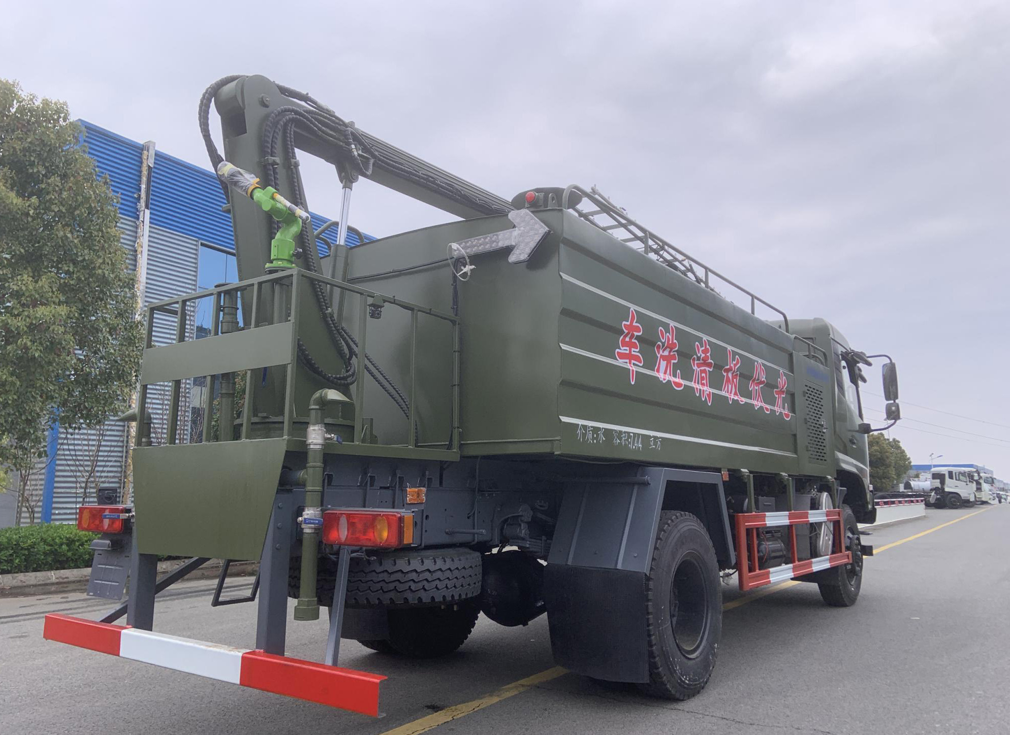 東風(fēng)天錦四驅(qū)4X4光伏板清洗車圖片4