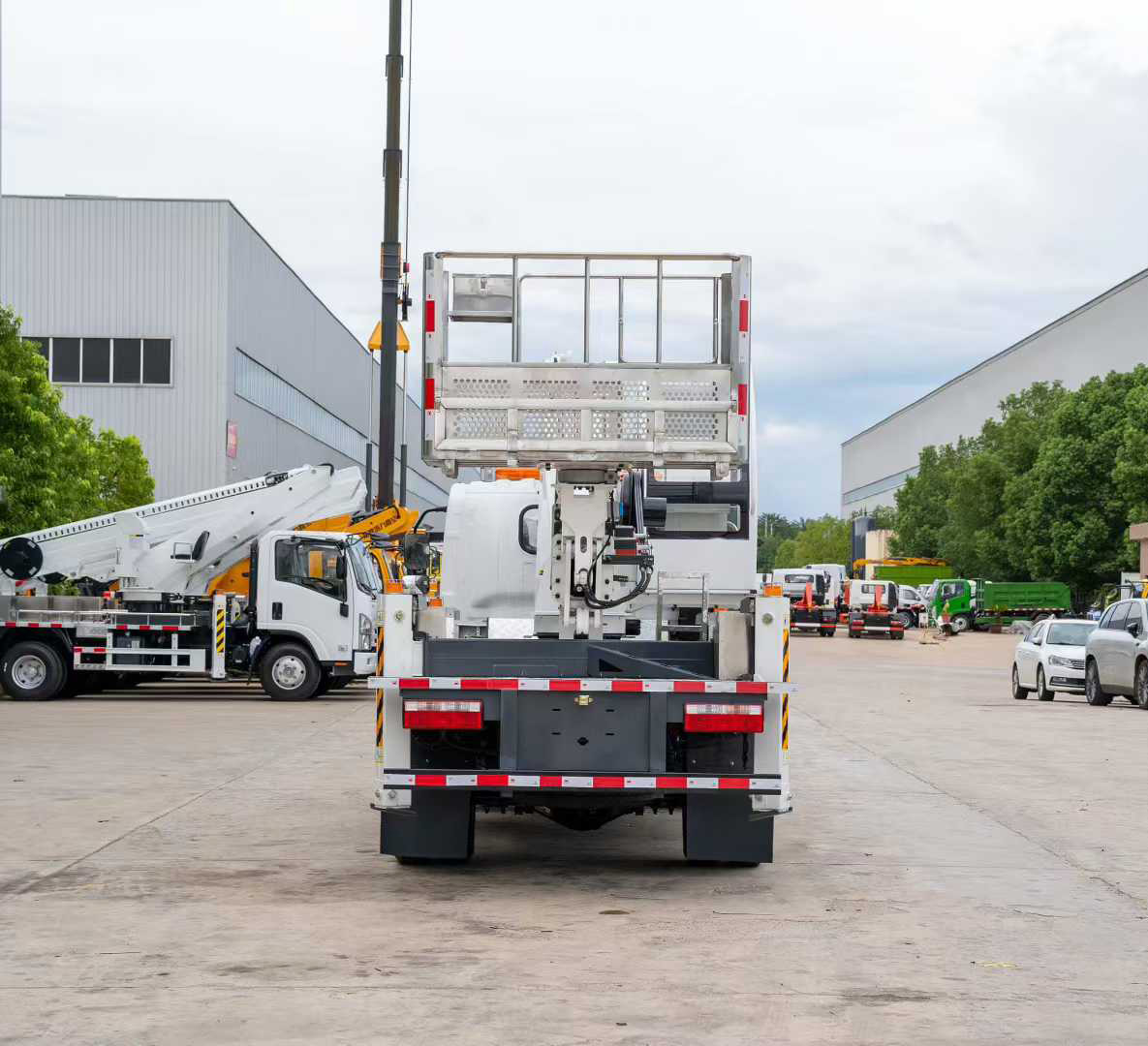 一汽解放18米直臂高空作業(yè)車伸縮臂折臂高空平臺(tái)圖片5