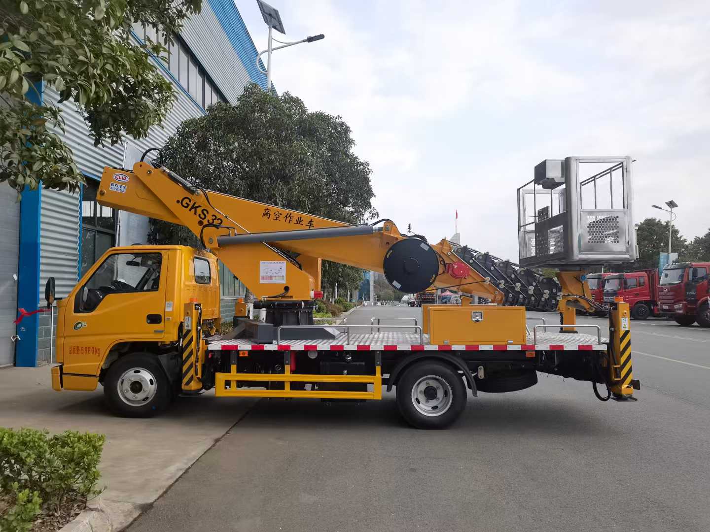 江鈴順達(dá)32米直臂高空作業(yè)車圖片3