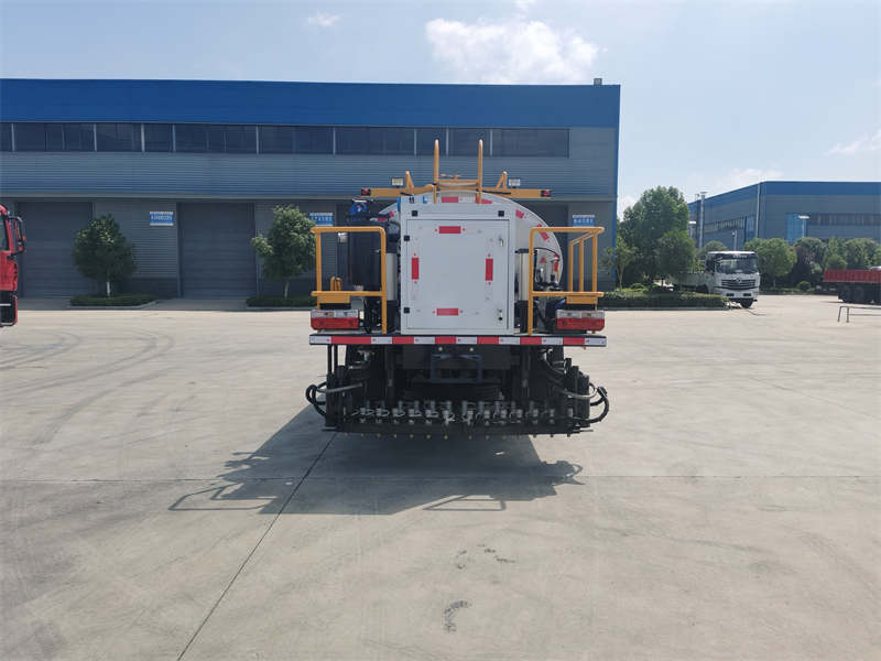 東風(fēng)小多利卡高端瀝青灑布車(chē)圖片5