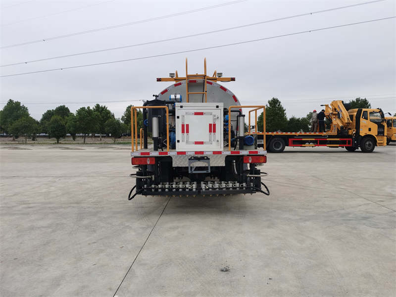 東風(fēng)華神5.65方標(biāo)準型瀝青灑布車圖片5