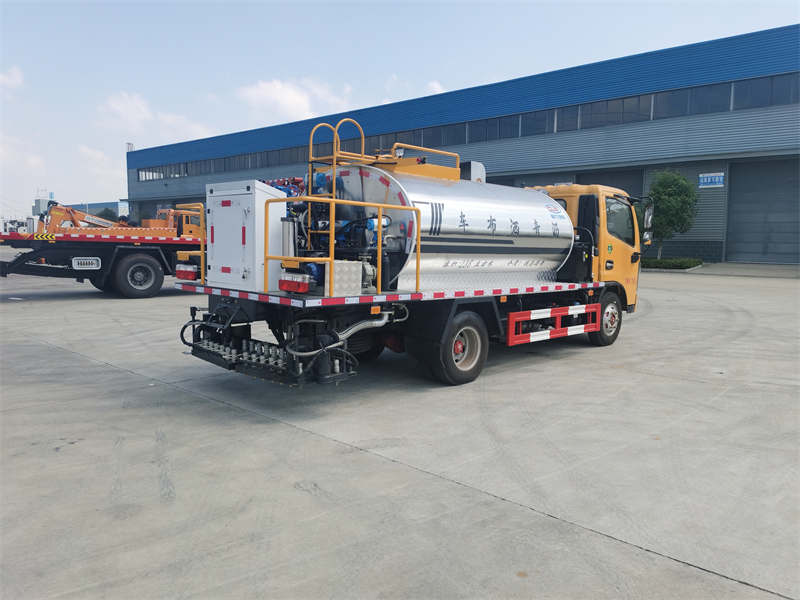 東風(fēng)小多利卡高端瀝青灑布車(chē)圖片4