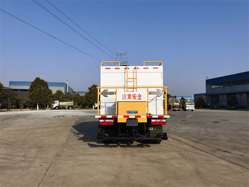 東風(fēng)小多利卡水泥凈漿灑布車(chē)圖片5