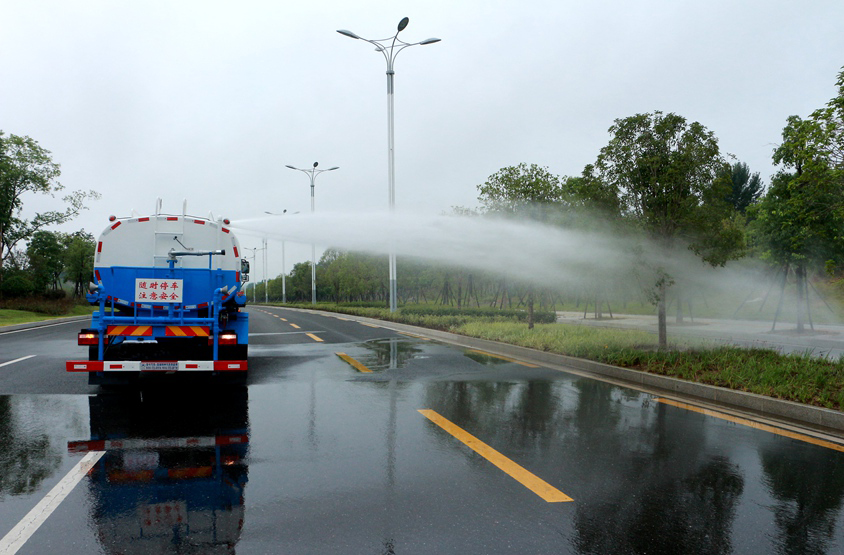 東風(fēng)20方綠化噴灑運(yùn)水車頂噴功能演示