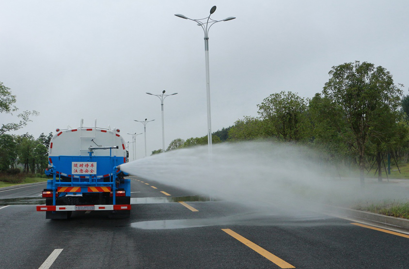 東風(fēng)20方綠化噴灑運(yùn)水車側(cè)噴功能演示