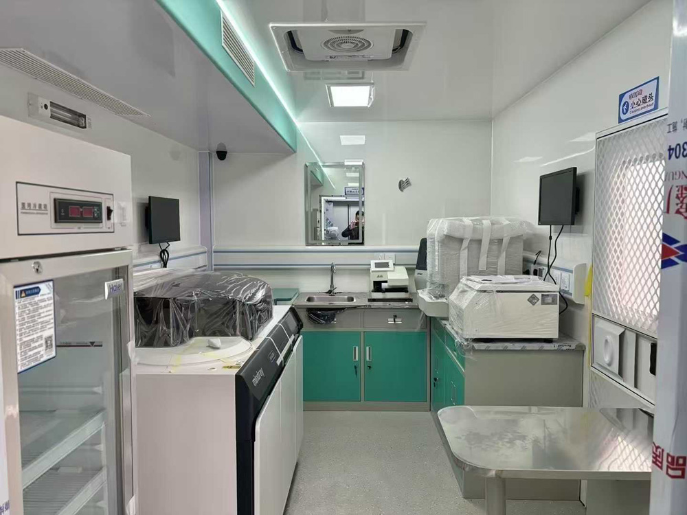 重汽汕德卡大型多功能方艙醫(yī)療車圖片5