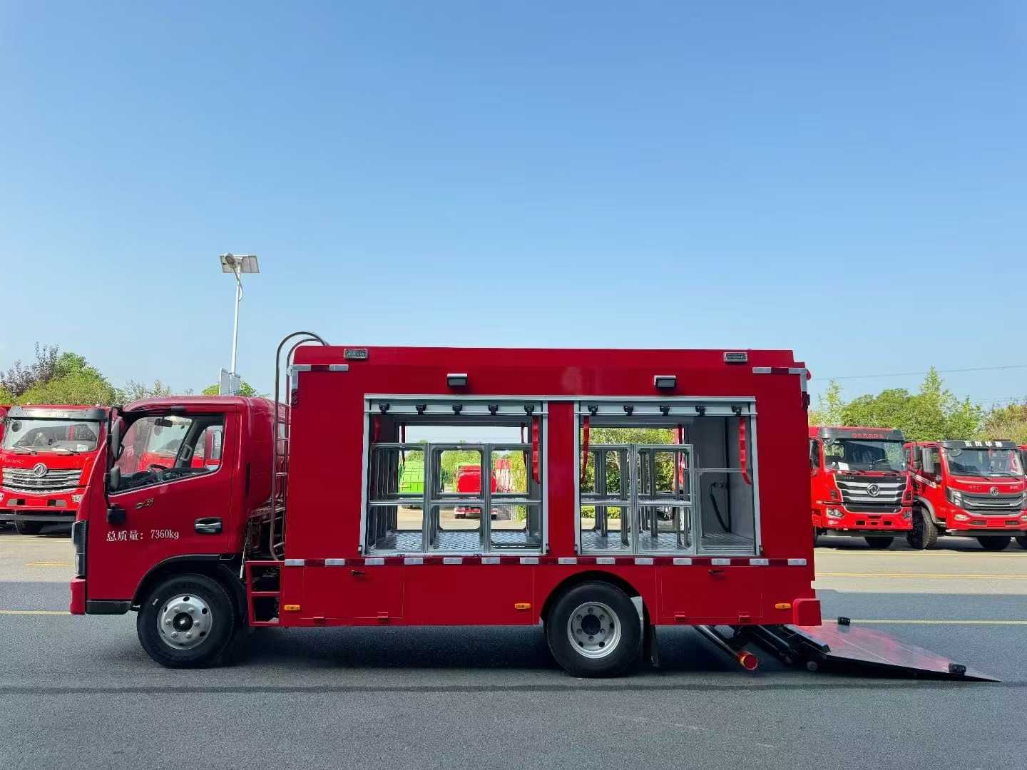東風(fēng)多利卡高端裝備運(yùn)輸車圖片3